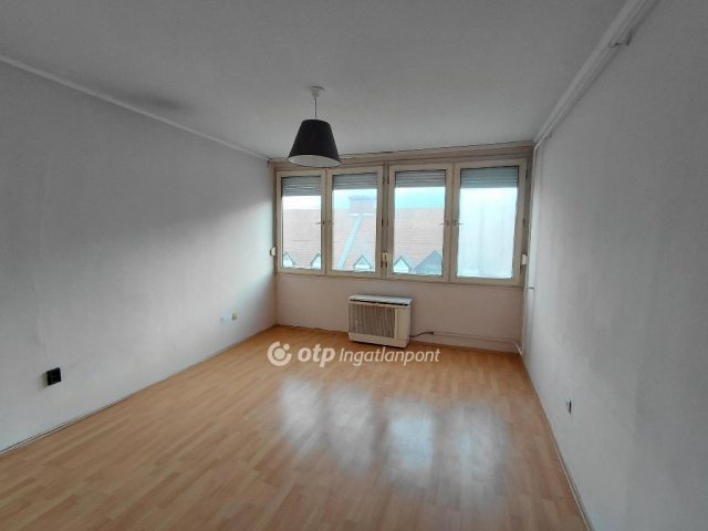 Eladó panellakás, Hatvanban 36.99 M Ft, 2+1 szobás