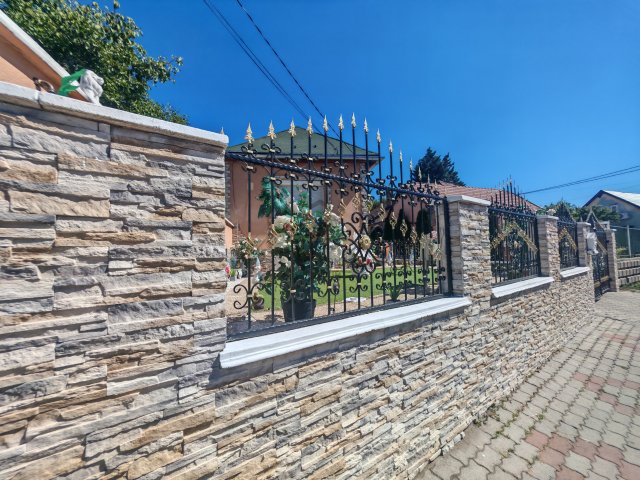 Eladó családi ház, Esztergomban 136 M Ft, 5 szobás