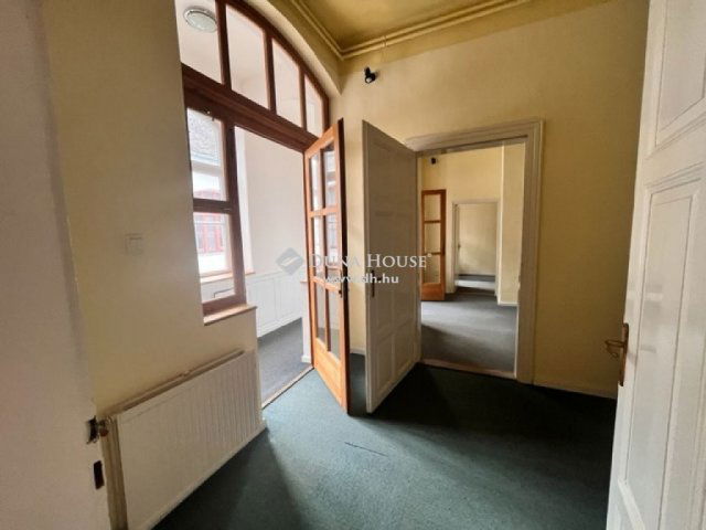 Eladó téglalakás, Pécsett 89 M Ft, 5 szobás