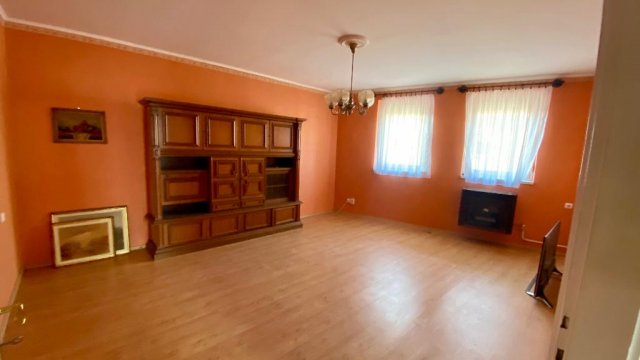 Eladó családi ház, Pápán 39.9 M Ft, 4 szobás
