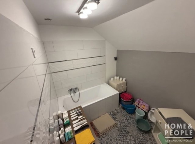 Eladó családi ház, Szegeden 155 M Ft, 6 szobás