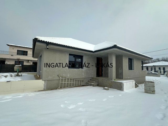 Eladó családi ház, Nagytarcsán 165.9 M Ft, 4 szobás