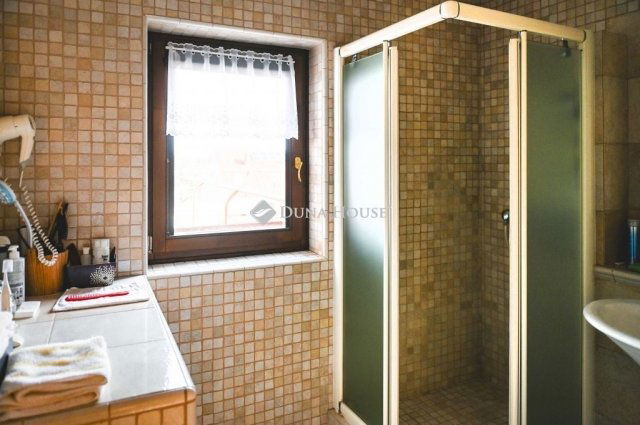 Eladó családi ház, Pécsett 170 M Ft, 1 szobás