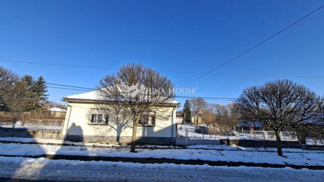 Eladó családi ház, Szakcson 9.5 M Ft, 3 szobás