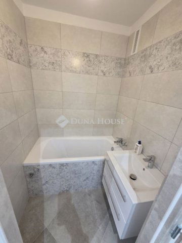 Eladó panellakás, Veszprémben 54.9 M Ft, 3 szobás