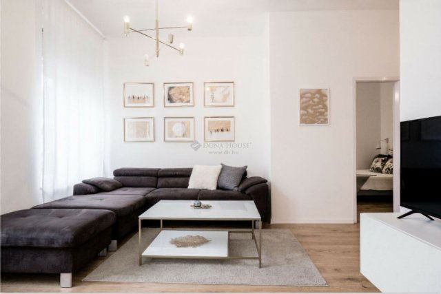 Eladó téglalakás, Budapesten, V. kerületben, Szabadság téren