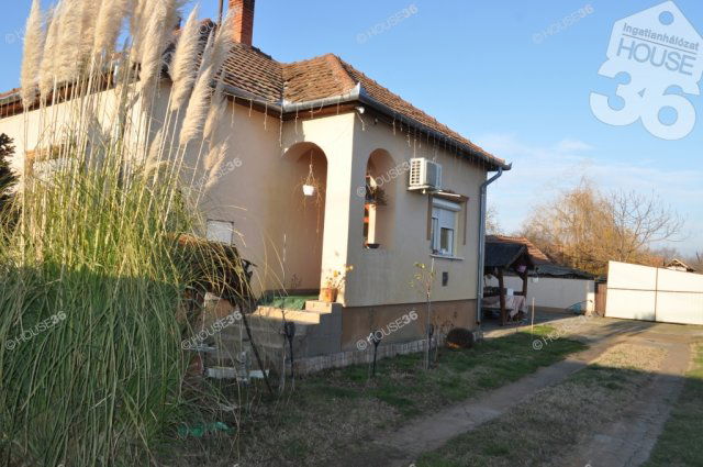 Eladó családi ház, Nyárlőrincen 63 M Ft, 3 szobás