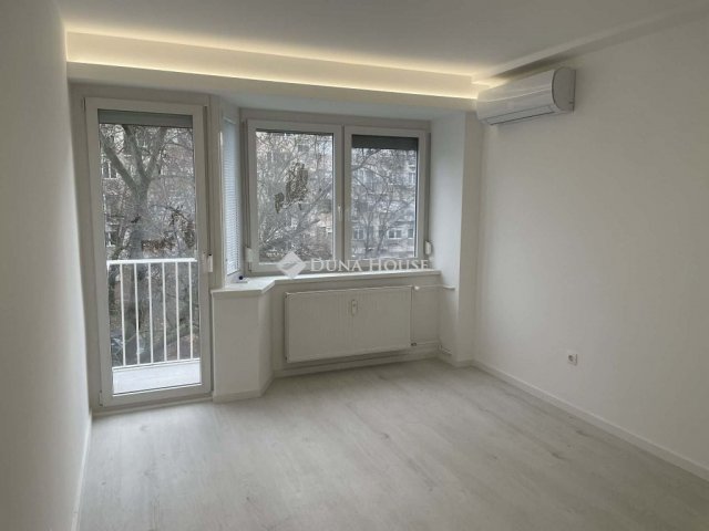Eladó panellakás, Pécsett 59.9 M Ft, 3 szobás