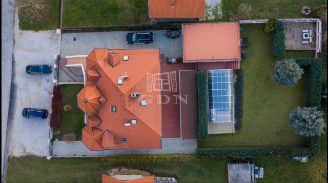 Eladó családi ház, Hévízen 269.709 M Ft, 9 szobás