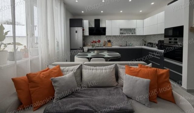 Eladó ikerház, Tatabányán 119 M Ft, 3 szobás