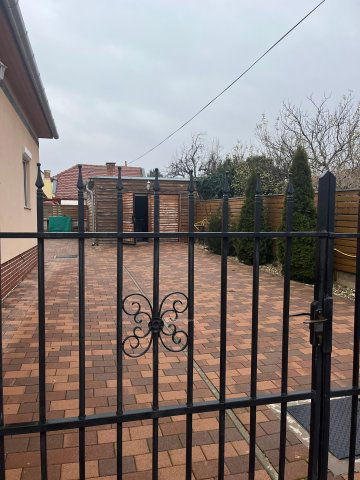 Kiadó családi ház, albérlet, Pécsett 250 E Ft / hó, 3 szobás