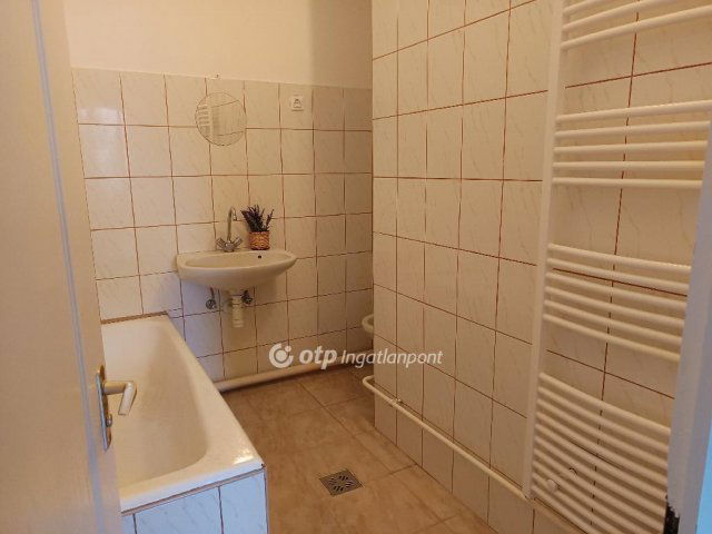 Eladó családi ház, Békésen 30 M Ft, 3 szobás