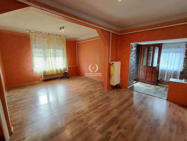 Eladó családi ház, Arlón, Ady Endre úton 19.9 M Ft, 7 szobás