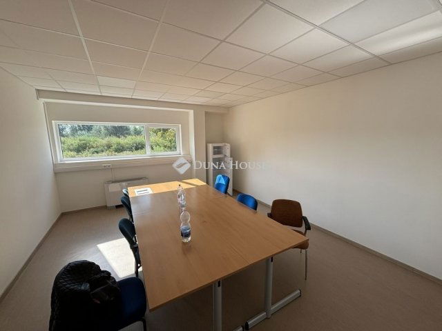 Eladó ipari ingatlan, Komáromban 411.7 M Ft / költözzbe.hu