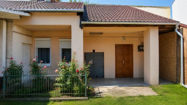 Eladó ikerház, Nyíregyházán 25 M Ft, 1 szobás
