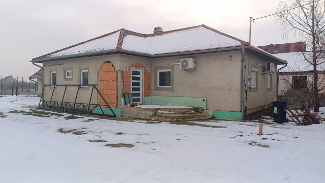 Eladó családi ház, Sárkeresztúron 51.9 M Ft, 5 szobás