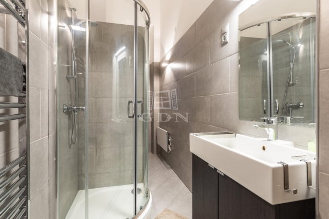 Eladó téglalakás, Budapesten, VI. kerületben 69 M Ft, 1 szobás