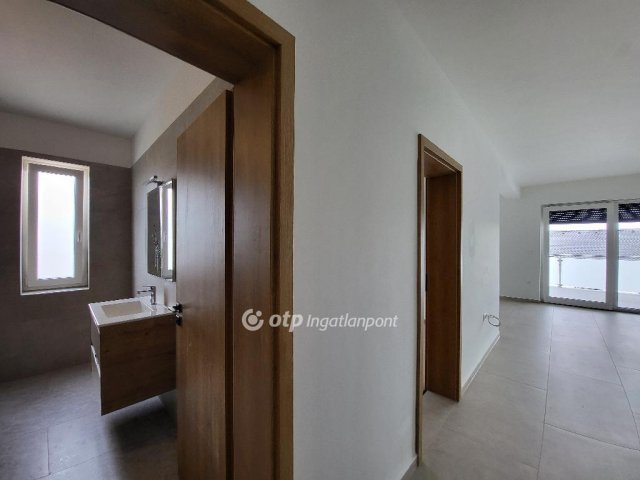 Eladó téglalakás, Siófokon 99.99 M Ft, 3 szobás