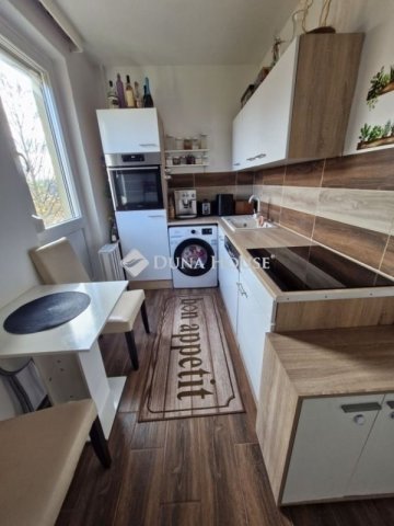 Eladó panellakás, Pécsett 59.9 M Ft, 3 szobás