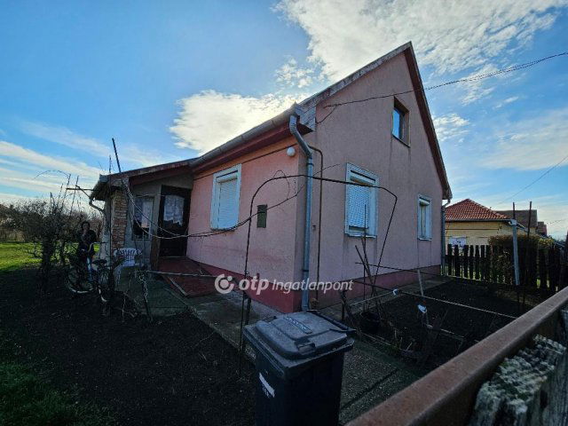Eladó családi ház, Tiszaföldváron 19 M Ft, 2 szobás