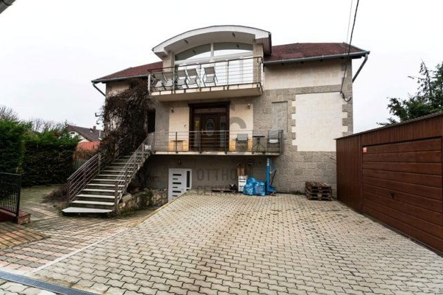 Eladó családi ház, Csömörön 289 M Ft, 7 szobás