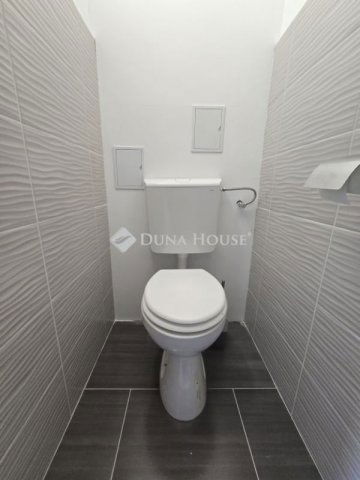 Eladó panellakás, Pécsett 57.9 M Ft, 3 szobás