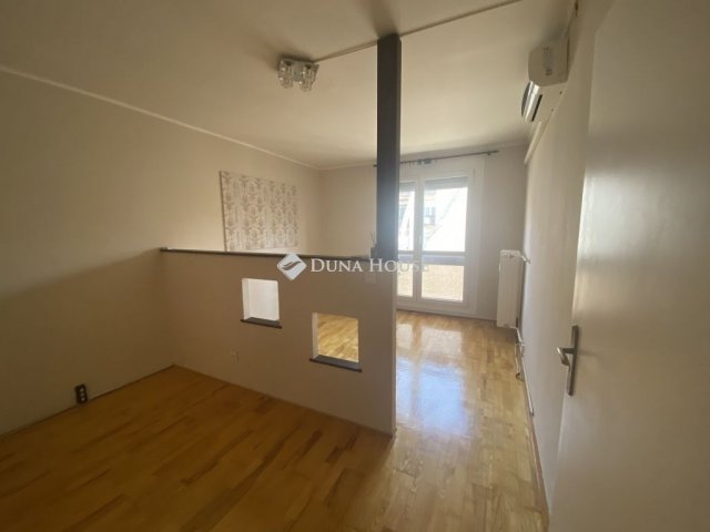 Eladó panellakás, Pécsett 49.9 M Ft, 3 szobás