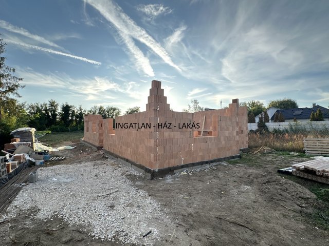 Eladó családi ház, Szadán 134.9 M Ft, 5 szobás