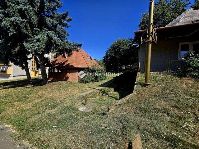 Eladó üzlethelyiség, Pécsett, Tildy Zoltán utcában 16.3 M Ft