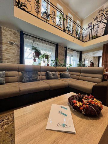 Eladó családi ház, Oroszlányban 152 M Ft, 7+1 szobás