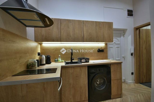 Eladó téglalakás, Budapesten, VI. kerületben 53.9 M Ft, 1 szobás