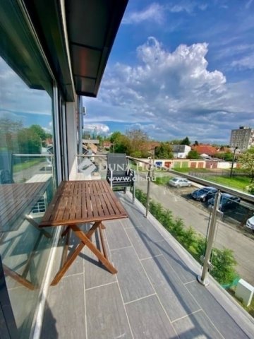 Eladó téglalakás, Pécsett 95 M Ft, 5 szobás