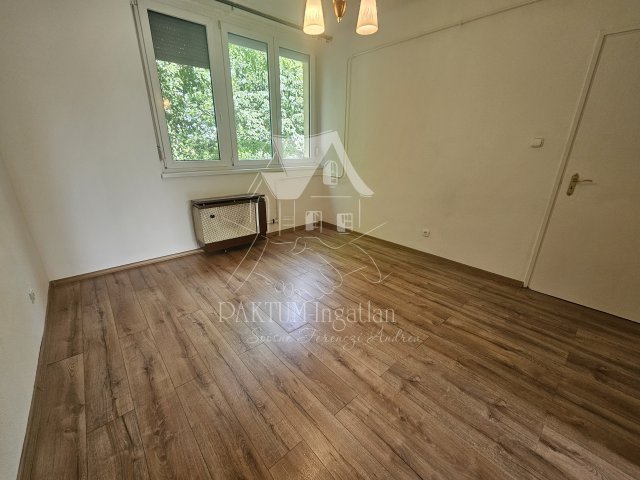 Eladó téglalakás, Szolnokon, Mikszáth Kálmán utcában 37.5 M Ft