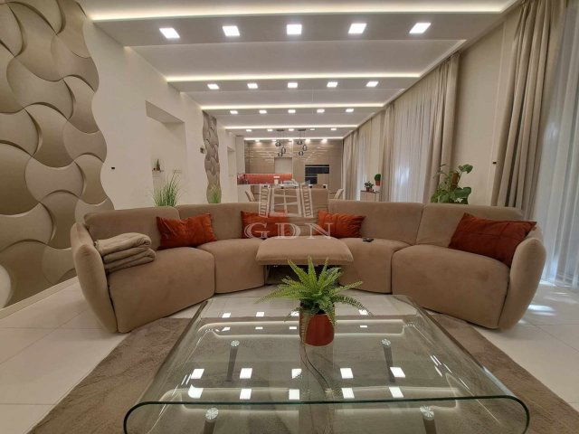 Eladó téglalakás, Szegeden 590 M Ft, 3 szobás