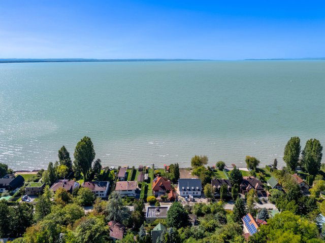 Eladó családi ház, Balatonakarattyán 499.999 M Ft, 5 szobás