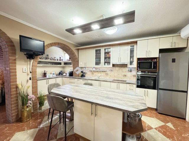 Eladó családi ház, Békésen 100.9 M Ft, 5 szobás