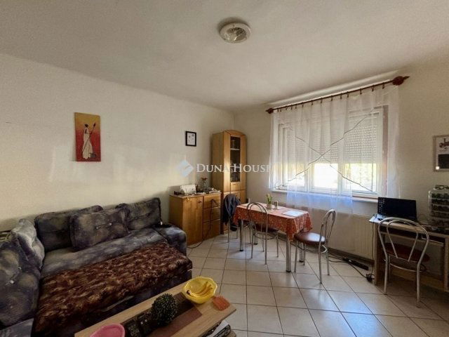 Eladó családi ház, Esztergomban 43 M Ft, 2 szobás
