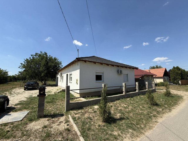 Eladó családi ház, Valkón 55 M Ft, 4 szobás