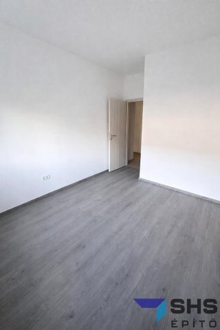 Eladó iroda, Székesfehérvárott, Zrínyi utcában 125.73 M Ft