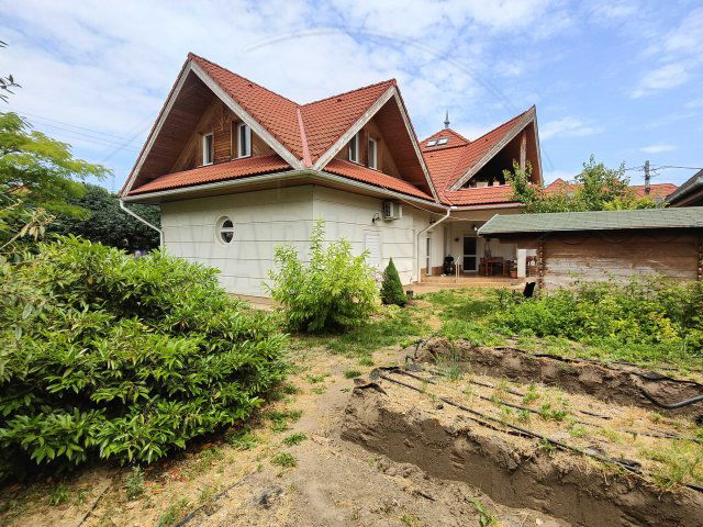 Eladó családi ház, Szekszárdon 129.9 M Ft, 8 szobás