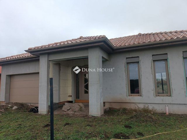 Eladó családi ház, Röszkén 88.99 M Ft, 4 szobás