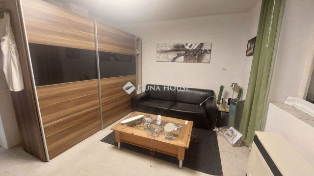 Eladó családi ház, Tataházán 5.9 M Ft, 1 szobás