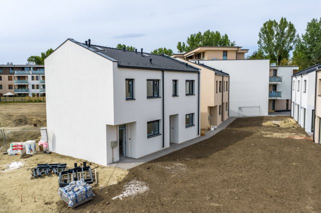 Eladó sorház, Székesfehérvárott, Tasnádi utcában 87.5 M Ft
