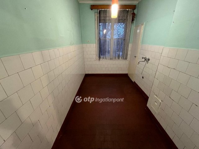 Eladó téglalakás, Csornán 22.99 M Ft, 1 szobás