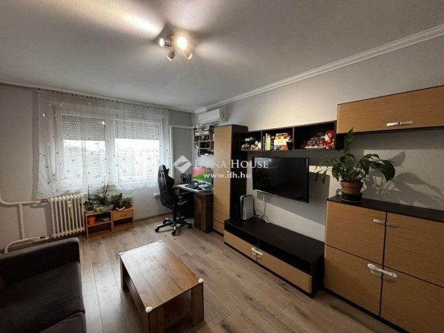 Eladó panellakás, Debrecenben 51.9 M Ft, 3 szobás