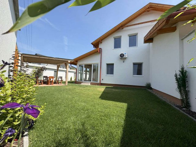 Eladó ikerház, Szigetszentmiklóson 89.5 M Ft, 6 szobás