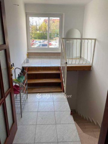 Eladó családi ház, Kerepesen 86.9 M Ft, 5 szobás