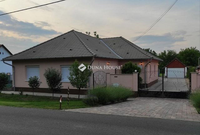 Eladó családi ház, Orosházán 55 M Ft, 5 szobás