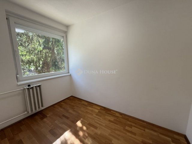 Eladó panellakás, Pécsett 42.9 M Ft, 3 szobás