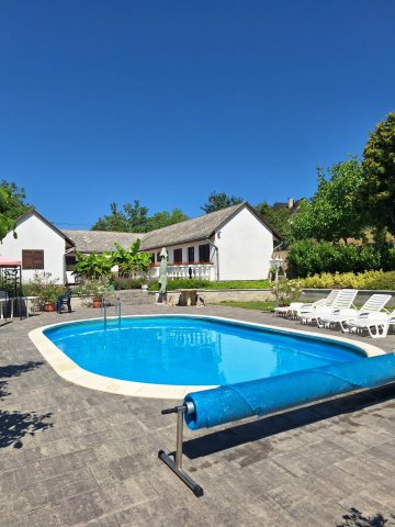 Eladó hotel, Vonyarcvashegyen, Horváth Imre utcában 149.9 M Ft